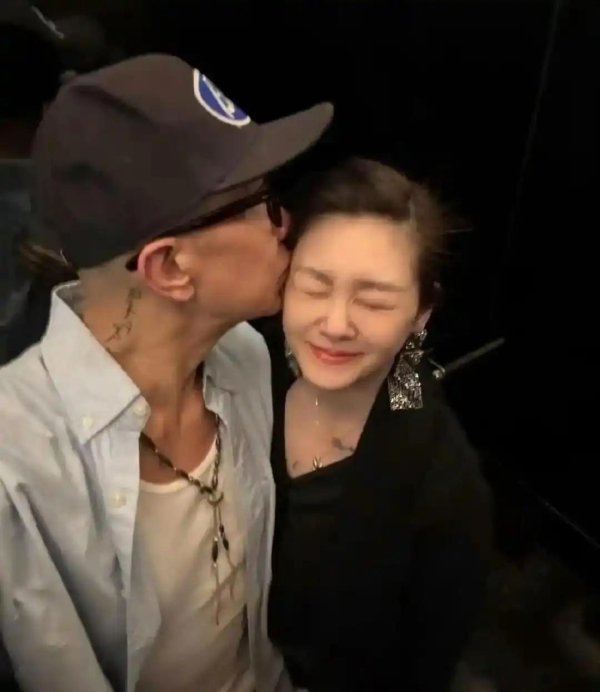 升宏网 曝大S骨灰做成7条项链, 分别送给好闺蜜, 范玮琪演唱会上疑似佩戴